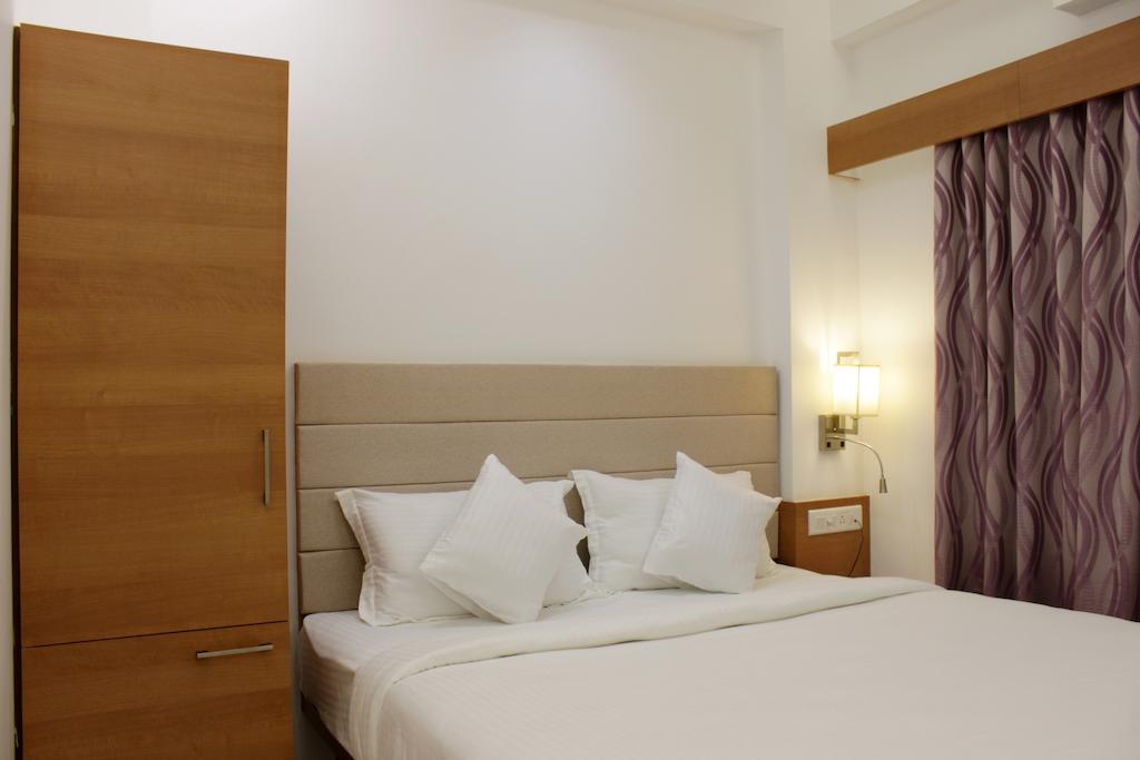 Hotel Ashray Inn Amhedabad Oda fotoğraf