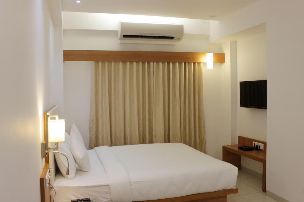Hotel Ashray Inn Amhedabad Oda fotoğraf