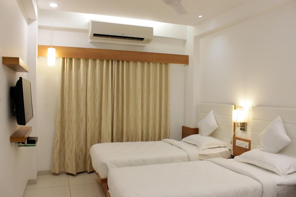 Hotel Ashray Inn Amhedabad Oda fotoğraf
