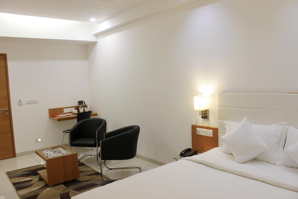Hotel Ashray Inn Amhedabad Oda fotoğraf