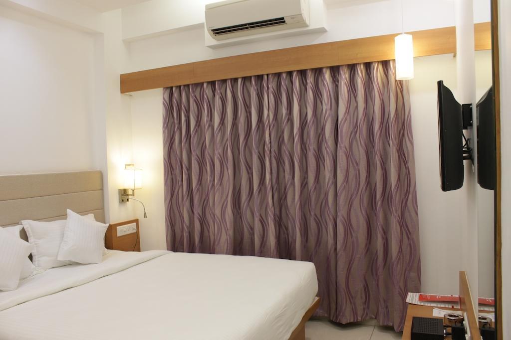 Hotel Ashray Inn Amhedabad Oda fotoğraf